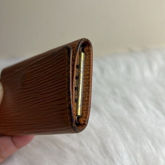 Louis Vuitton Epi Brown color 4 key case - Picture 8 of 12